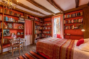 6 bedrooms, iron/ironing board, free WiFi, bed sheets