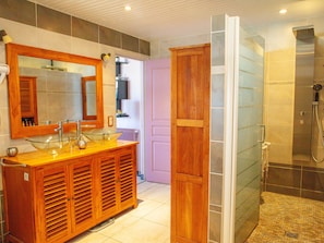 Dusche, Haartrockner, Bidet, Toilettenpapier