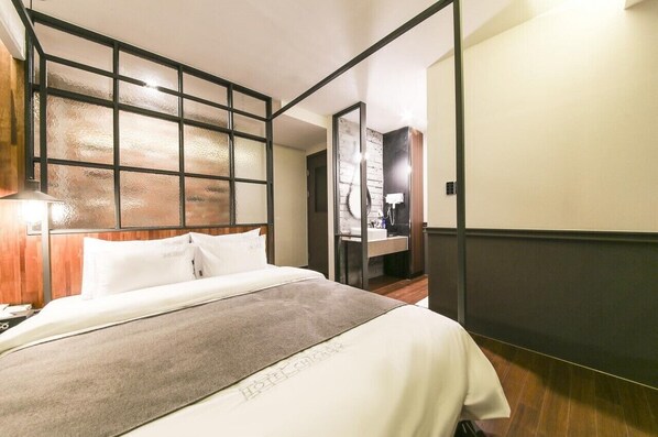 Standard Room | Laptop workspace, free WiFi