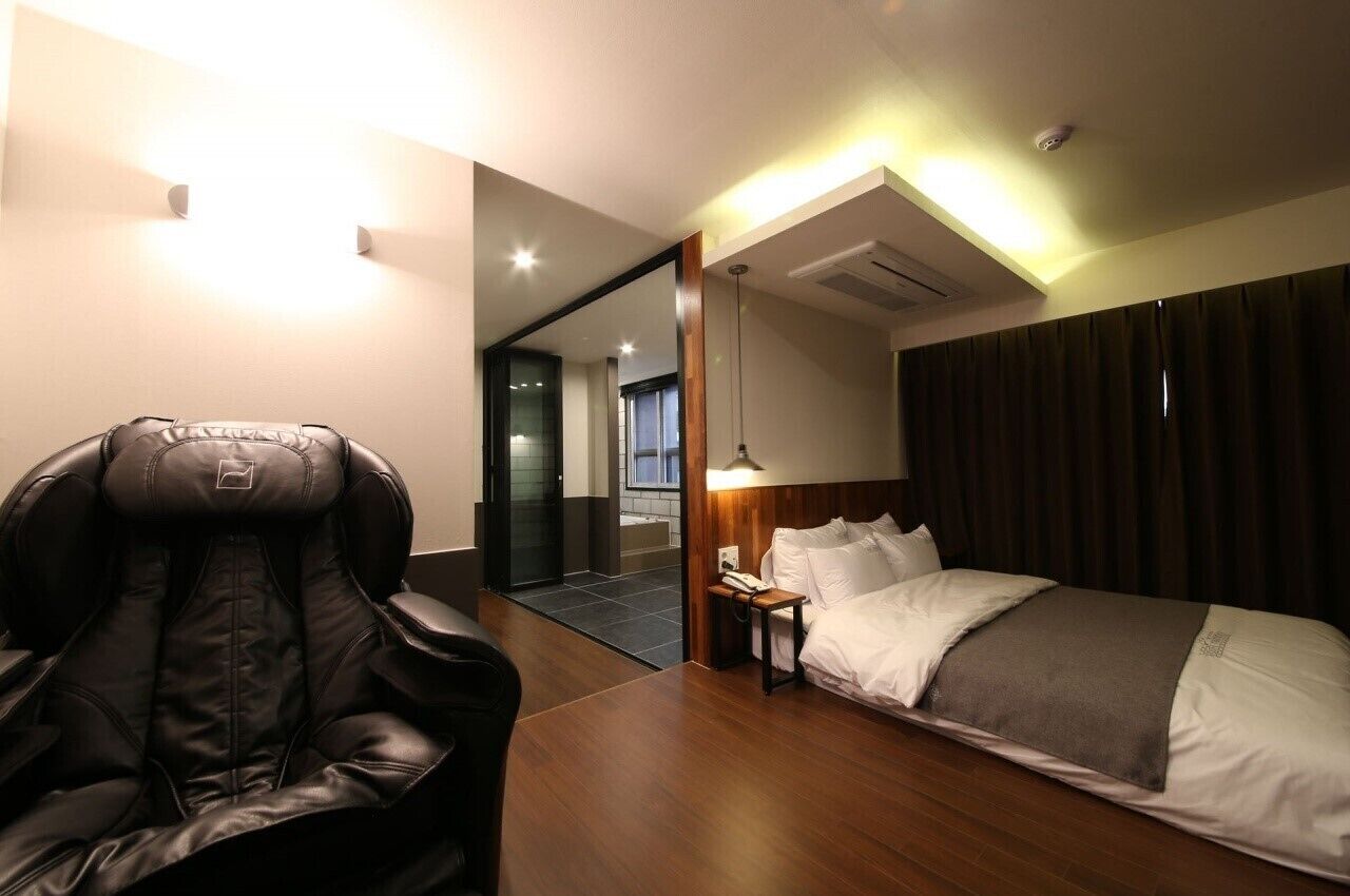 suite | laptop workspace, free wifi