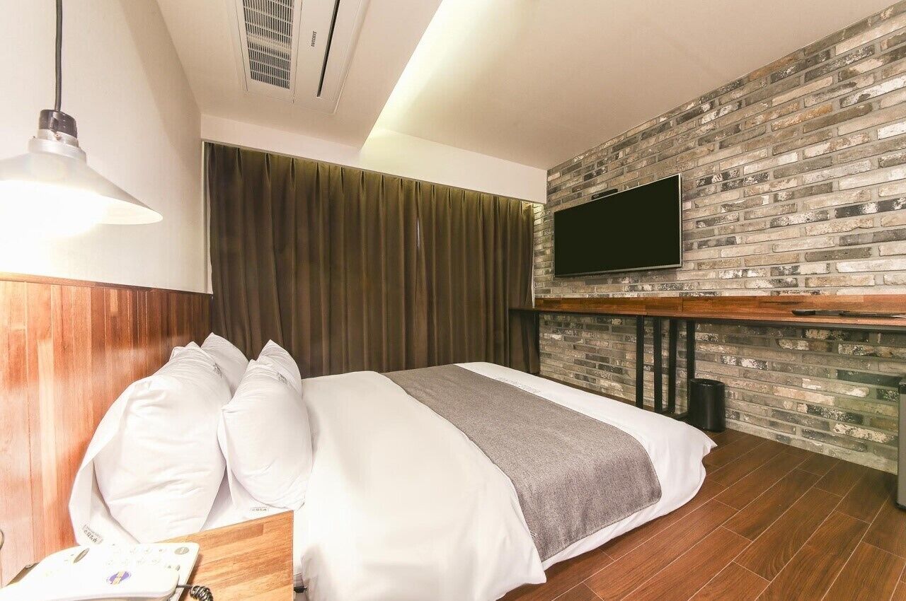 suite | laptop workspace, free wifi