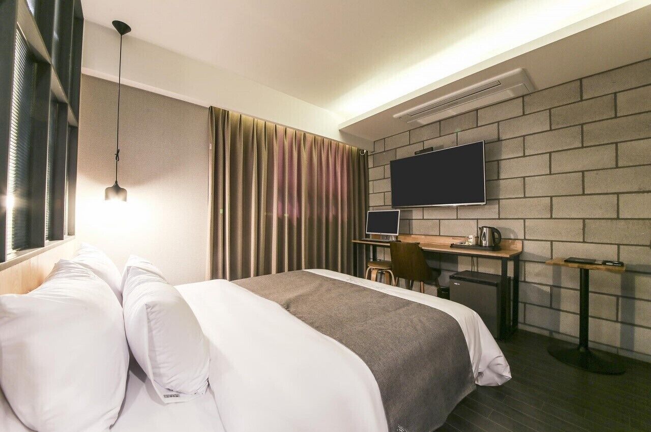 deluxe room | laptop workspace, free wifi