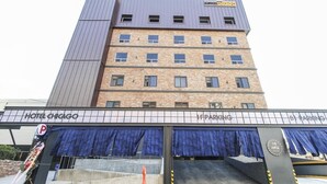 A hotel with a modern design, featuring a brick facade and a flat roof. - Hotel Chicago (Changwon)
