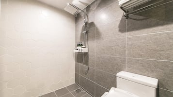 Deluxe Room | Bathroom | Rainfall showerhead, free toiletries, hair dryer, electronic bidet