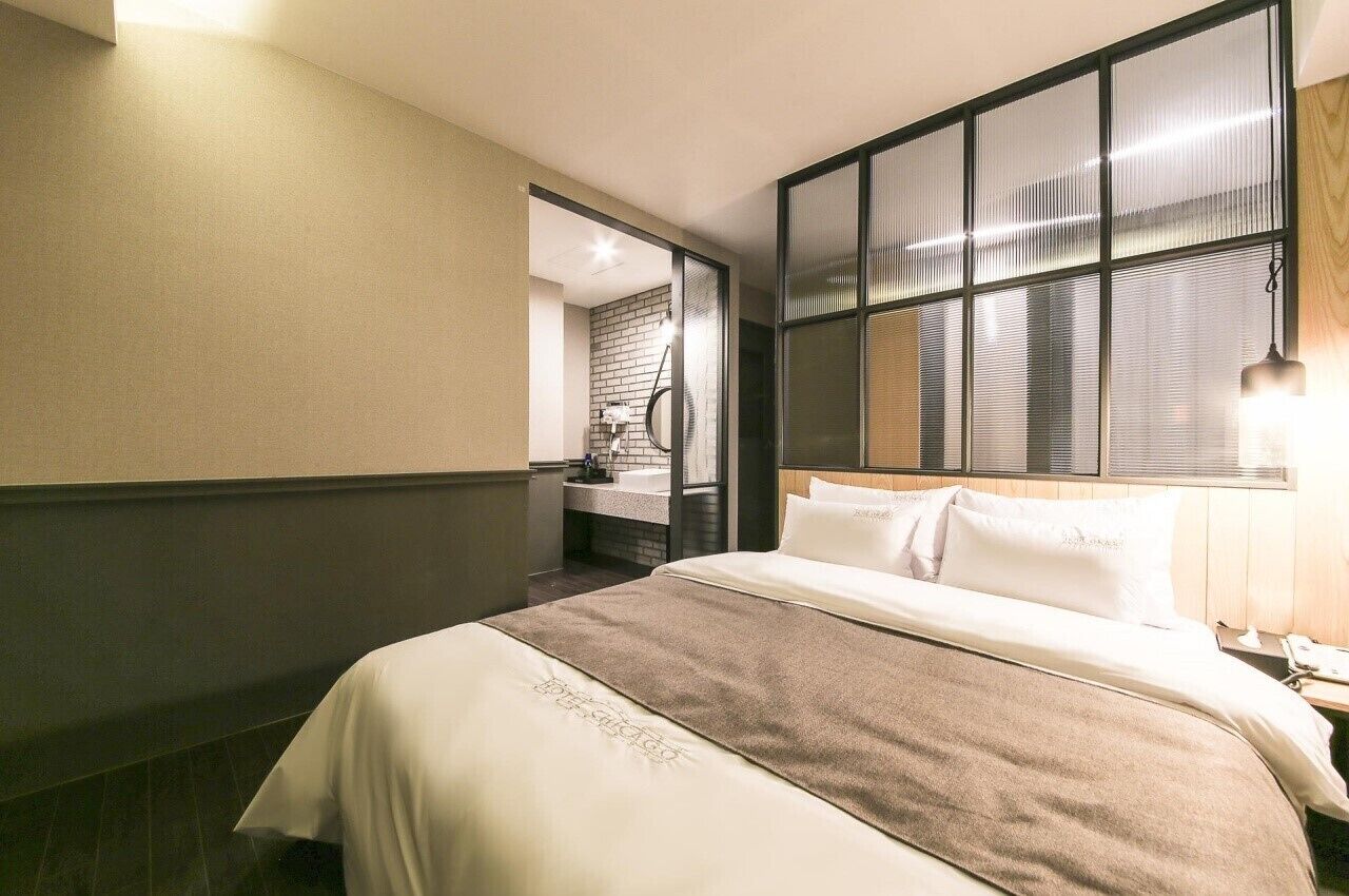 deluxe room | laptop workspace, free wifi