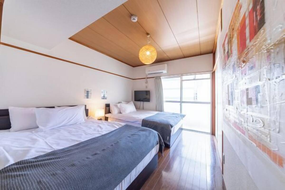 Down comforters, cribs (free), WiFi (free), bed sheets
