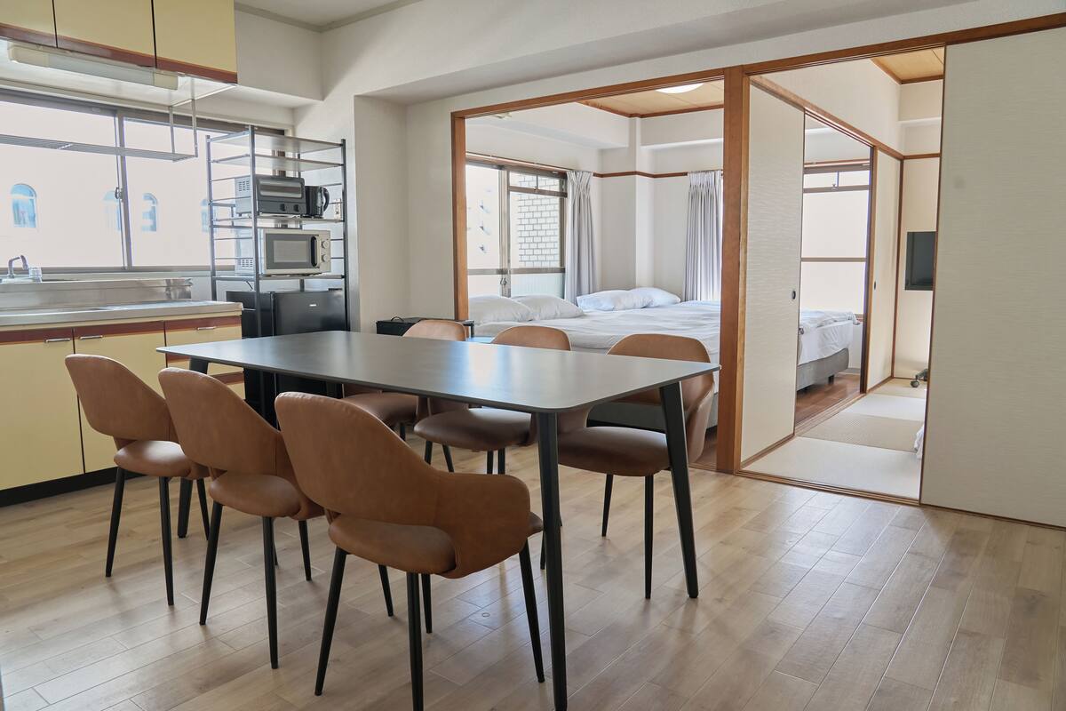 Familienapartment, 3 Schlafzimmer, Nichtraucher, Stadtblick | Daunenbettdecken, kostenlose Babybetten, kostenloses WLAN, Bettwäsche