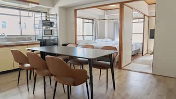 Family Apartment, 3 Bedrooms, Non Smoking, City View | Down comforters, free cribs/infant beds, free WiFi, bed sheets