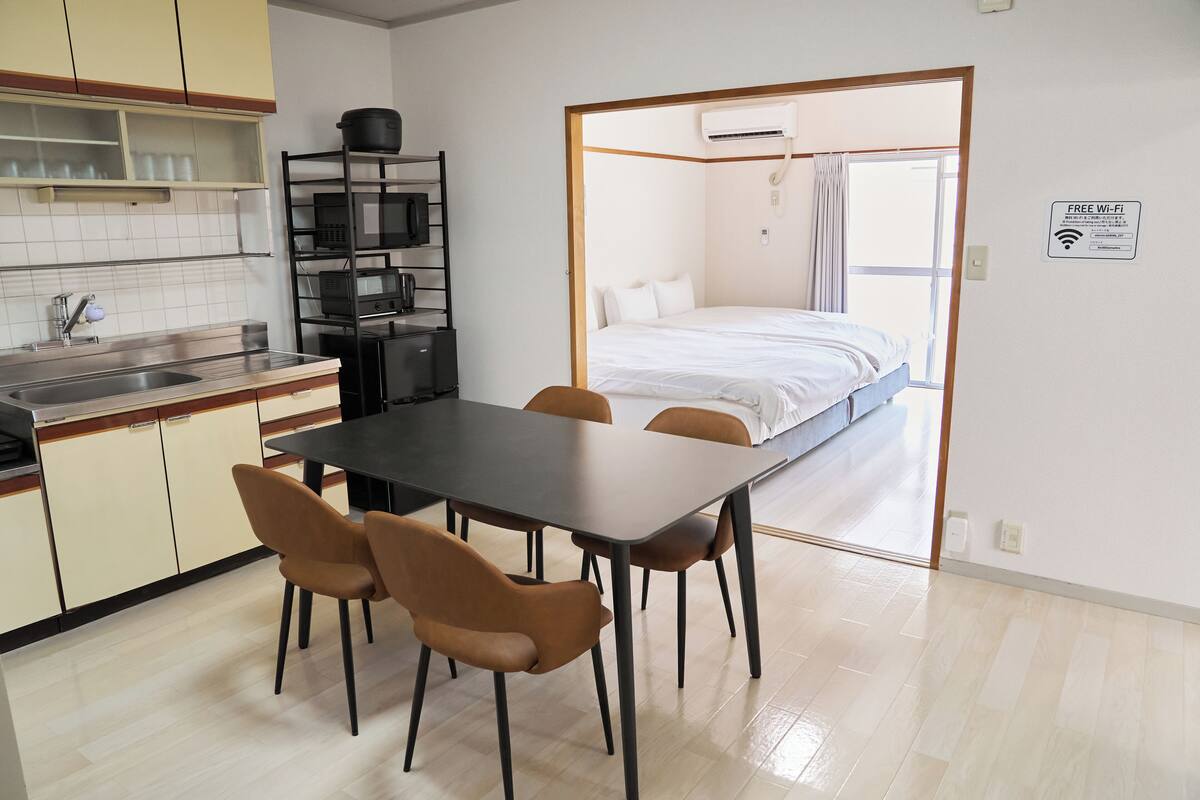 Apartment, 3 Bedrooms | Down comforters, cribs (free), WiFi (free), bed sheets