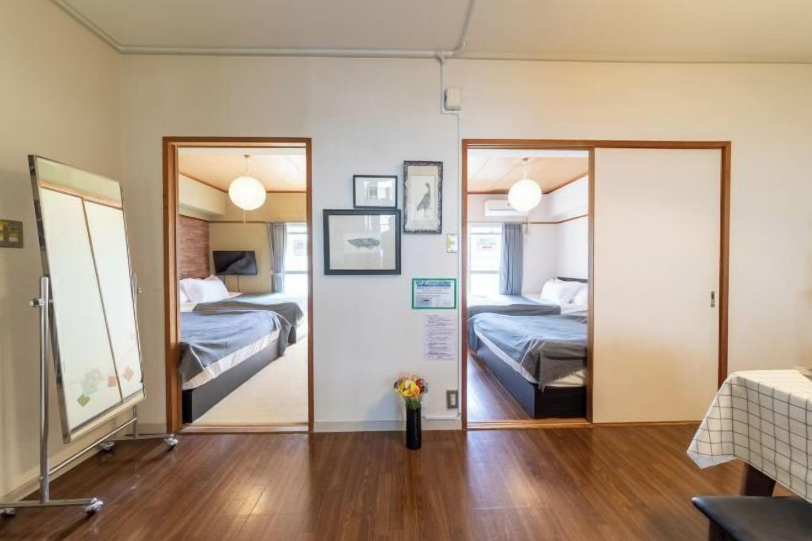 Cubrecamas, cunas gratuitas, wifi gratis y ropa de cama 