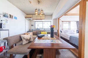 Apartment (301) | Essbereich im Zimmer