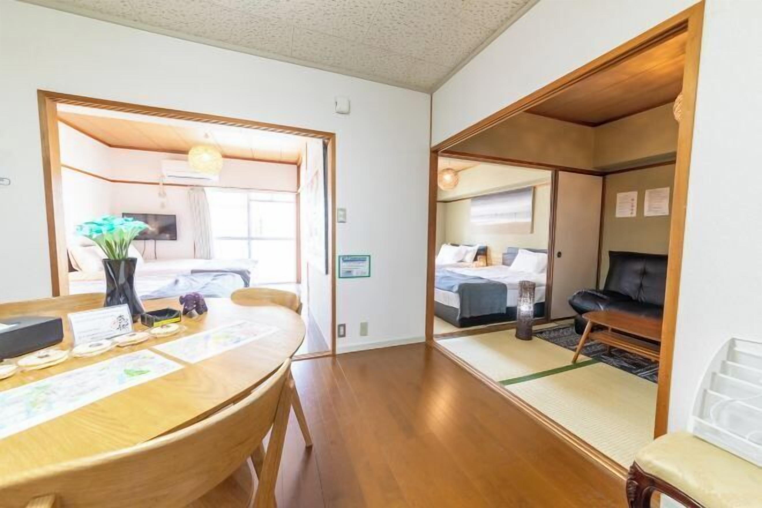 Cubrecamas, cunas gratuitas, wifi gratis y ropa de cama 