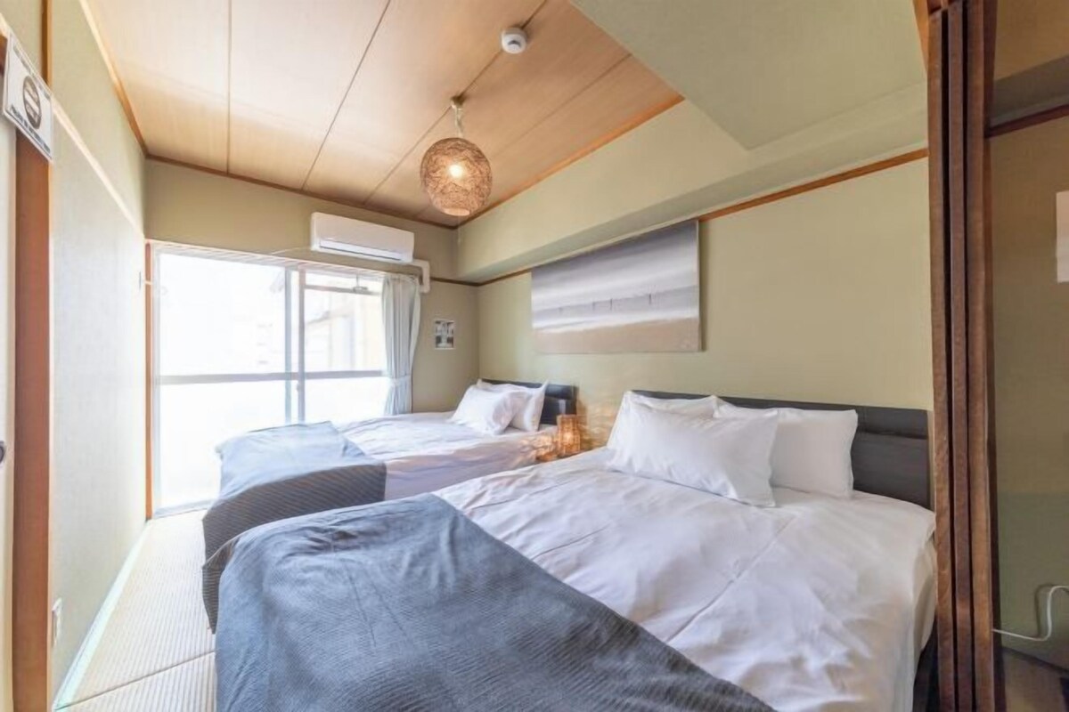 Down comforters, cribs (free), WiFi (free), bed sheets