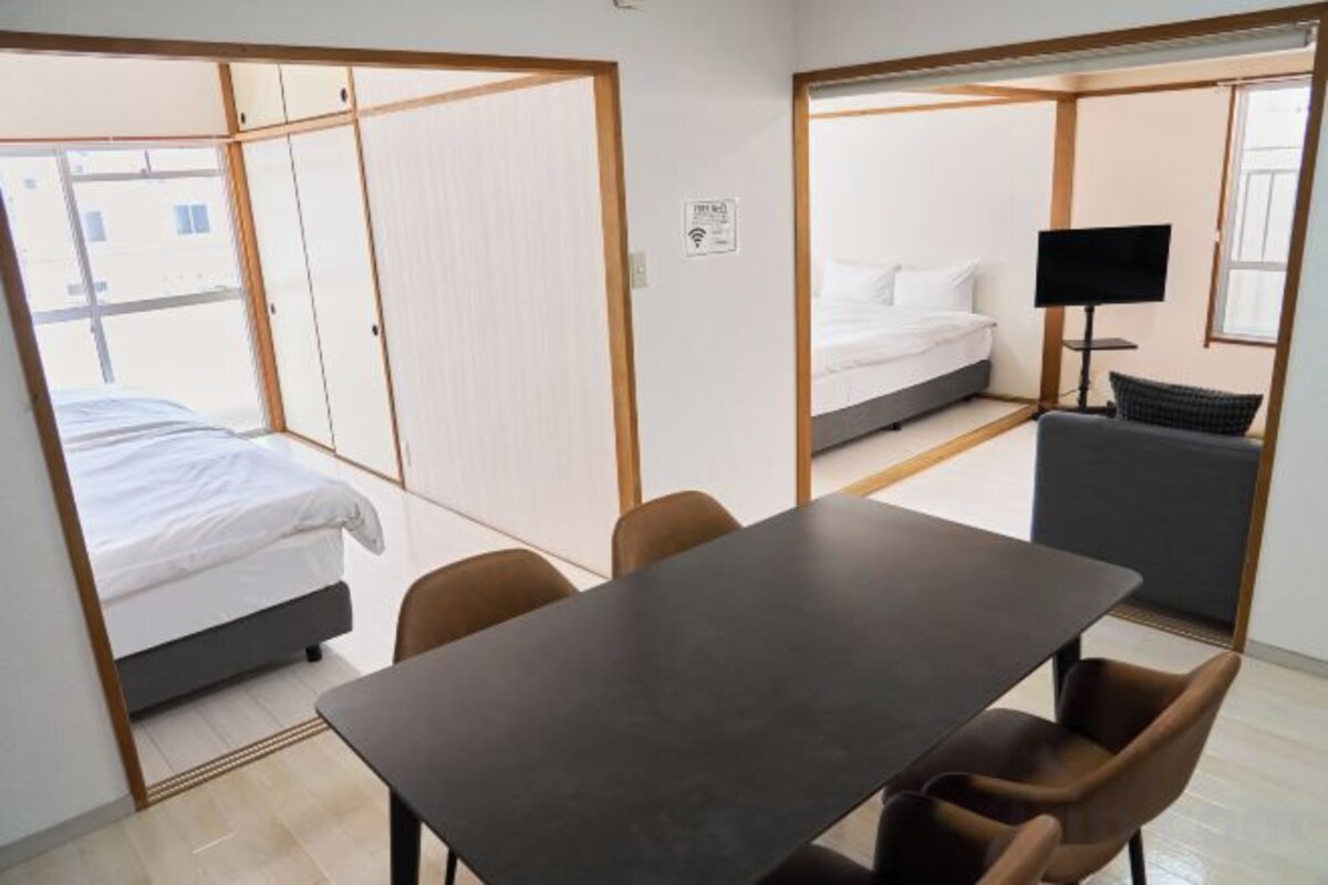 Down comforters, cribs (free), WiFi (free), bed sheets