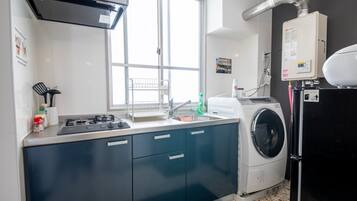 Room301 | Private kitchen | Fridge, microwave, stovetop, electric kettle