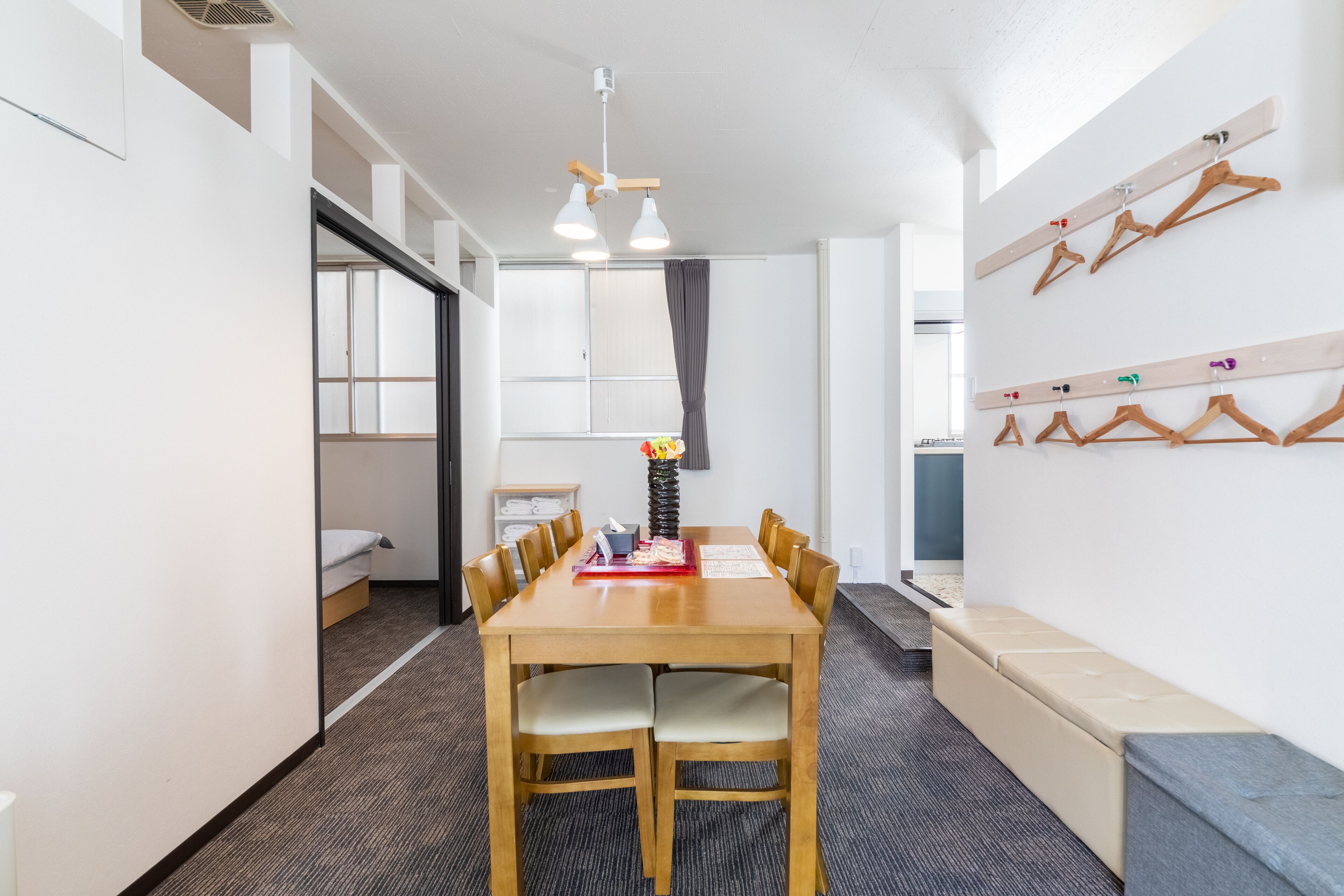 301号室 | 客室内のダイニングエリア