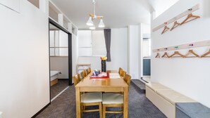 Apartemen (301) | Makan di kamar