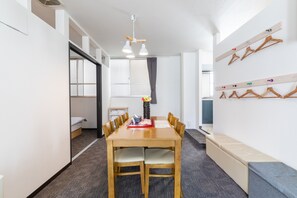 Apartemen (301) | Makan di kamar