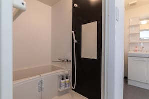Apartment (301) | Badezimmer | Duschwanne, kostenlose Toilettenartikel, Haartrockner, Hausschuhe
