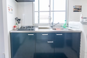 Apartemen (301) | Dapur pribadi | Lemari es, microwave, kompor, dan ketel listrik