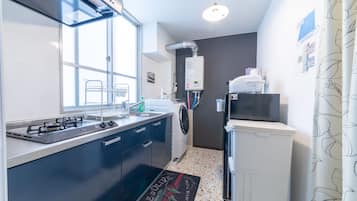 Room301 | Private kitchen | Fridge, microwave, stovetop, electric kettle