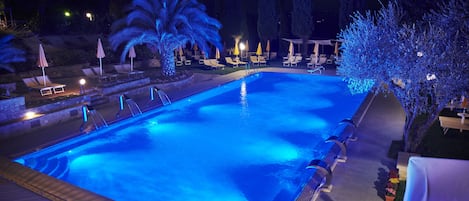 Seasonal outdoor pool, pool umbrellas, sun loungers