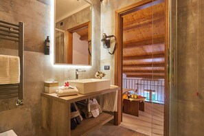 Studio Gallery Country lato valle | Kamar mandi | Shower, pancuran hujan, pengering rambut, dan kloset