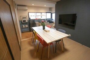 Ferienhaus (Private Vacation Home) | Essbereich im Zimmer