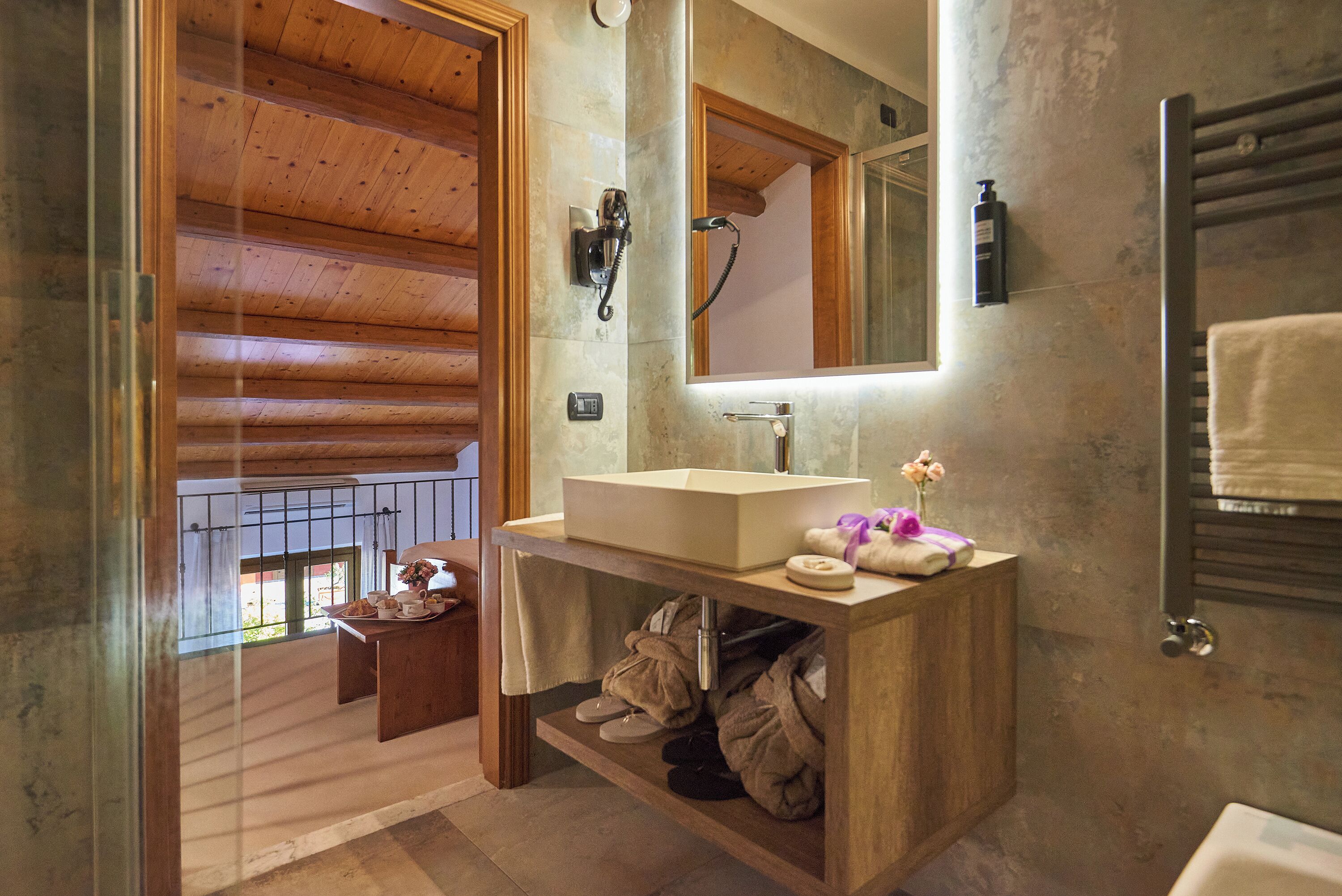 Classic-Suite, Terrasse, Poolseite | Badezimmer | Dusche, Regendusche, Haartrockner, Bidet