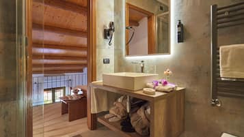 Classic-Suite, Terrasse, Poolseite | Badezimmer | Dusche, Regendusche, Haartrockner, Bidet