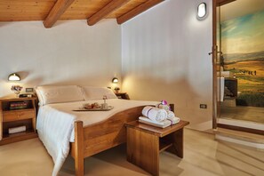 Classic Suite, Terrace, Poolside | Minibar, in-room safe, blackout curtains, free WiFi - Casanova - Panoramic Rooms and Suites (San Quirico d'Orcia)
