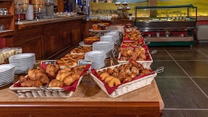A buffet with various baked goods and pastries. - Casanova - Panoramic Rooms and Suites (San Quirico d'Orcia)
