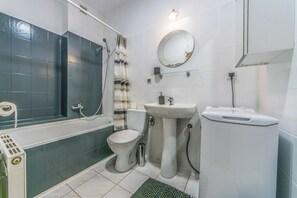 Departamento | Baño | Tina, secadora de cabello, toallas, shampoo 