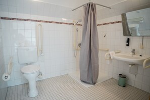 Habitación doble Confort | Baño | Tina, secadora de cabello, toallas 