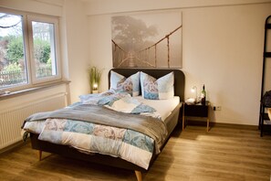 Estudio ejecutivo | Escritorio, espacio para trabajar con un portátil, cortinas opacas