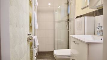 Deluxe-Studio | Badezimmer | Dusche, Haartrockner, Handtücher, Seife