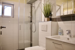 Superior Studio | Bathroom | Shower, hair dryer, towels, soap - Herzog Wolfgang Studios (Zweibruecken)