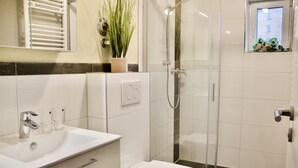 Executive Studio | Bathroom | Shower, hair dryer, towels, soap - Herzog Wolfgang Studios (Zweibruecken)
