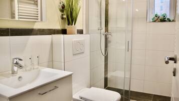 Studio Exécutif | Salle de bain | Douche, sÚche-cheveux, serviettes fournies, savon