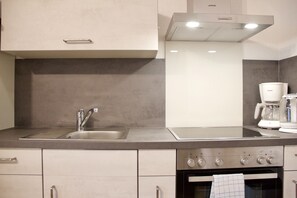 Réfrigérateur, four à micro-ondes, un four, surface de cuisson