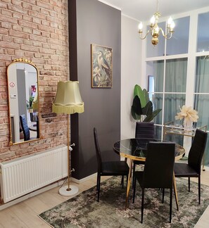 Departamento básico | Cortinas blackout, tabla de planchar con plancha y wifi gratis 