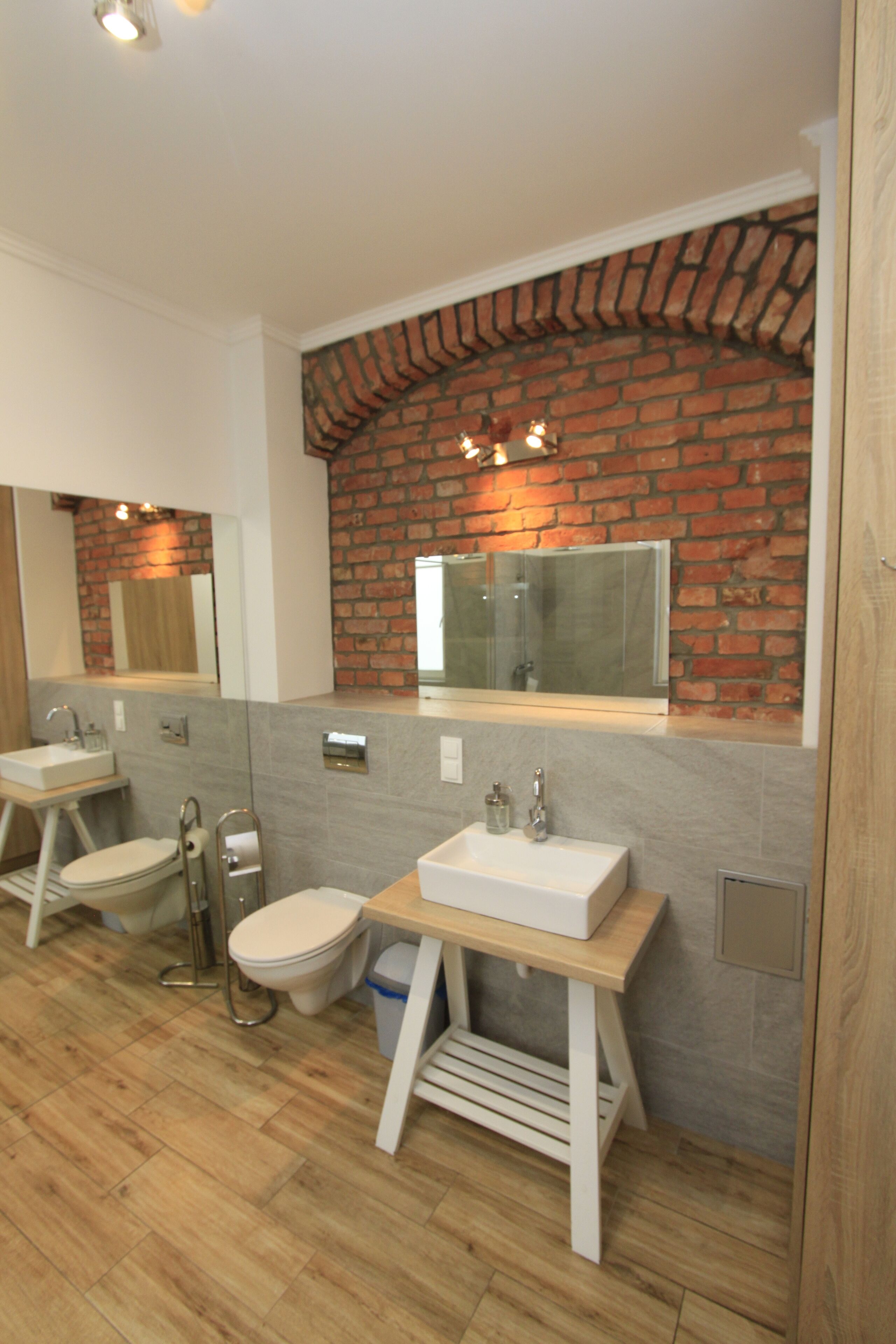 Căn hộ có thiết kế đặc sắc | Phòng tắm | Buồng tắm vòi sen, máy sấy tóc, khăn tắm, xà phòng 