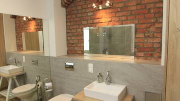 Design Apartment | Bathroom | Shower, hair dryer, towels, soap