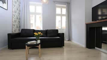 Apartamento básico | Área de estar | TV de tela plana