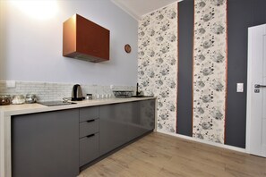 Refrigerador, placa de cocina, cafetera/tetera, tetera/pava eléctrica