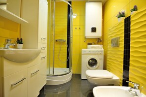 Apartamento | Banheiro | Chuveiro, secador de cabelo, toalhas de banho 