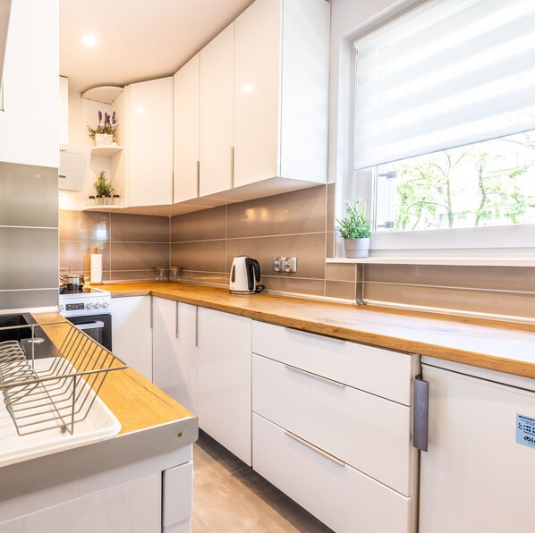 Apartment | Private kitchen | Full-size fridge, oven, stovetop, dishwasher - Victus Apartamenty - Lawendowy (Gdansk)