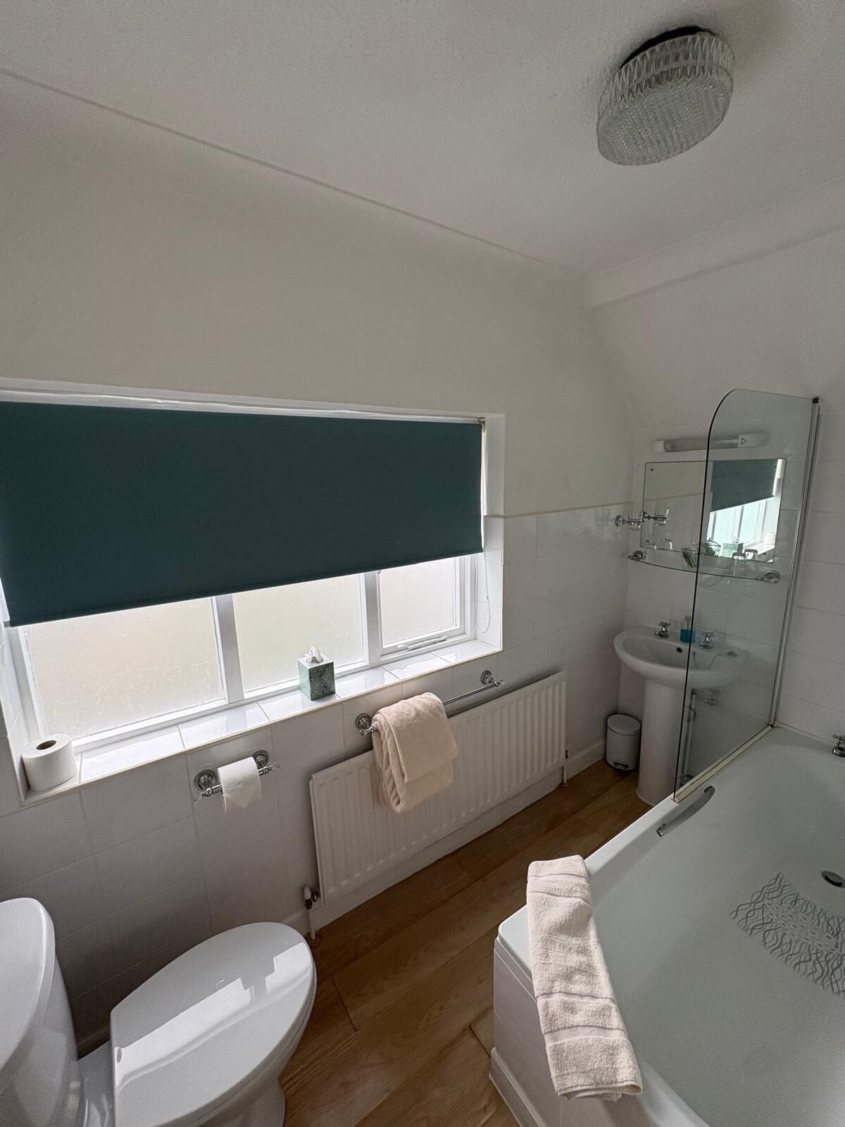 Une salle de bain moderne équipée de toilettes, d’un bidet, d’un lavabo et d’une douche.