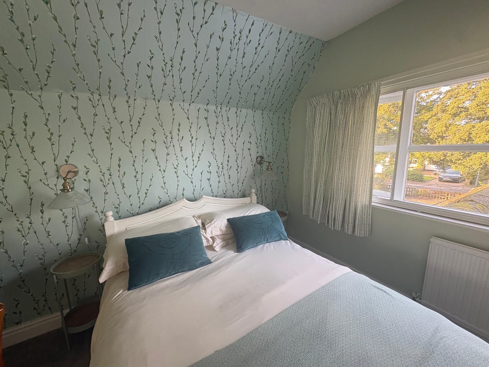 Habitación doble | Decoración personalizada, muebles diferentes y escritorio 