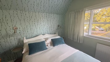 Habitación doble | Decoración personalizada, muebles diferentes y escritorio